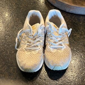 Nike Winflo 5v Phantom Running White Mesh with Gold Check Sneakers